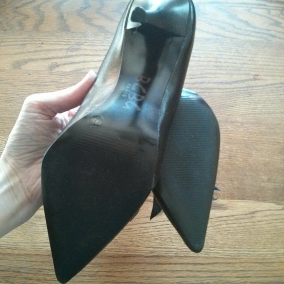 BCBG Black Leather w/ Ribbon Bow Detail Pumps Sz 8.5 Retro Romantic Holiday Work - Picture 5 of 16